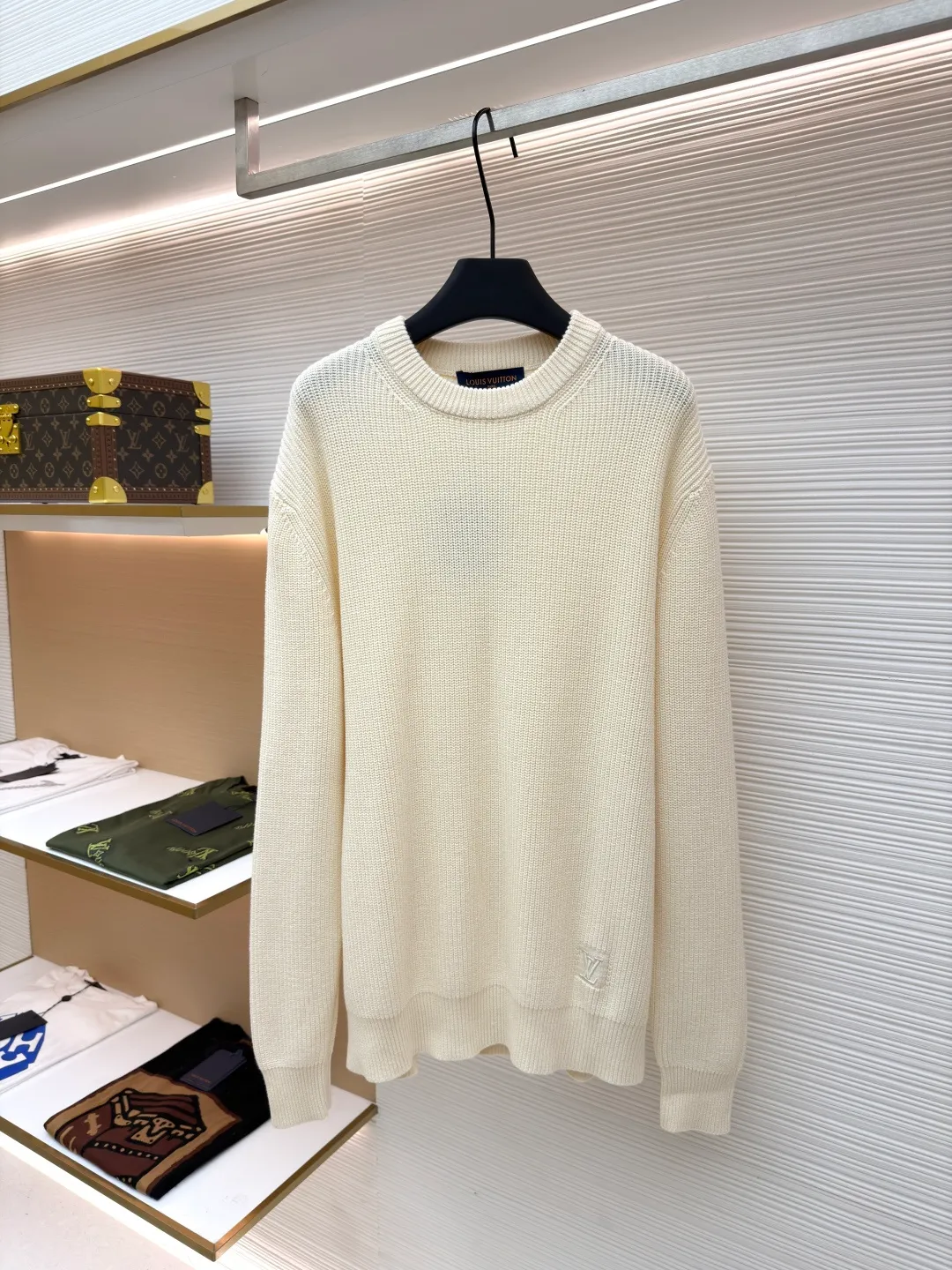 LOUIS VUITTON basic logo embroidered plain pullover knitted sweater ●Original version: 18,000 purchased and developed ●Item number: 1680919-A75 ●Fabric: cashmere fabric ●Technology: knitting ●Version: fitted version ●Weight: about 630 grams ●Size: XS-S-M-L ●Description: Embroidered cashmere crew neck sweater This cashmere crew neck sweater is ribbed knitted to create a rich texture, which combines elegant style and comfortable texture. The LV logo embroidery sits on the left hem, and casual touches can easily upgrade any look. The overall wiring is straight and delicate, the fabric is comfortable and soft, and the color is consistent without color difference. It can be matched with the same style to create a fashionable look and control various occasions. Customized accessories, complete with three standards, same style for men and women!